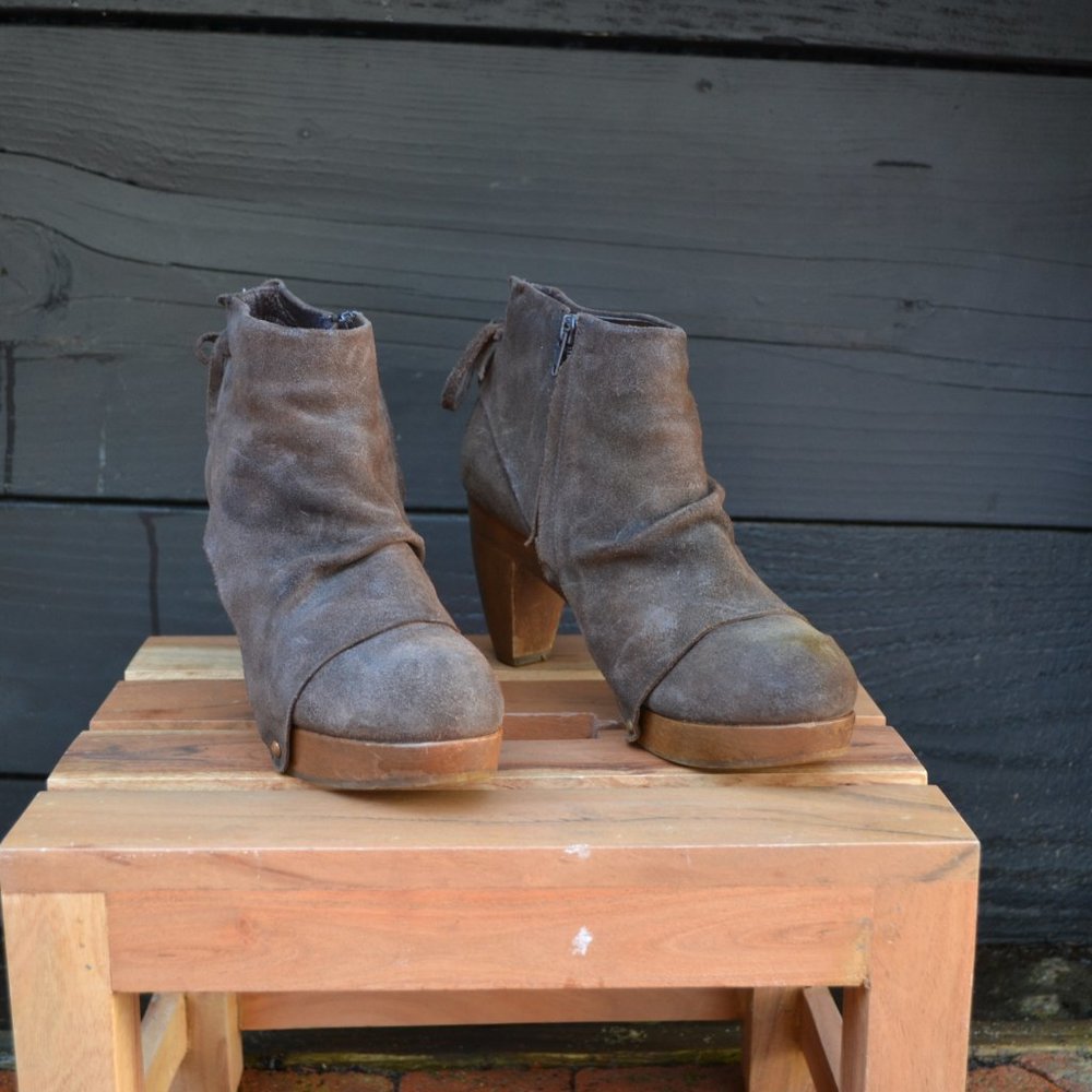 Coclico brown suede healed boots.